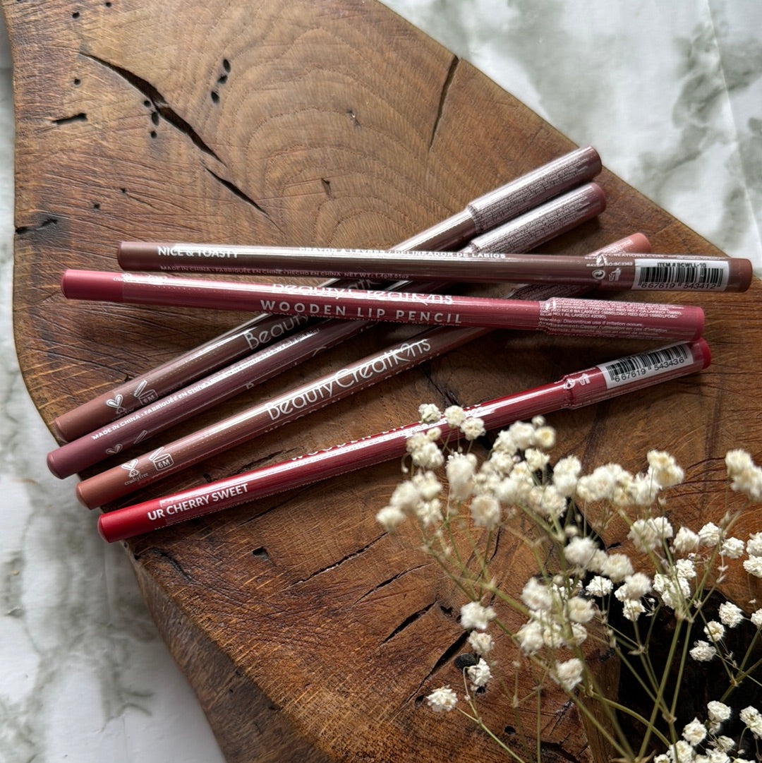 Wooden crayons lèvres